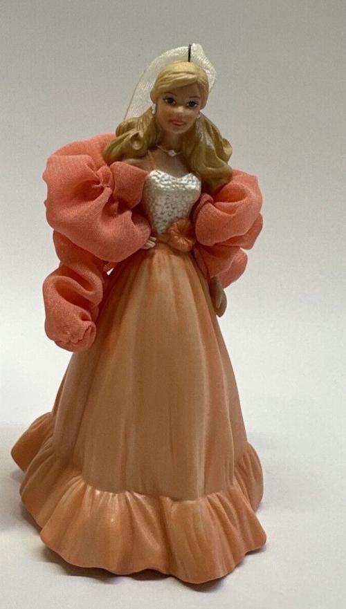 Фарфоровая статуэтка Барби Персиковый крем, 2011 г.